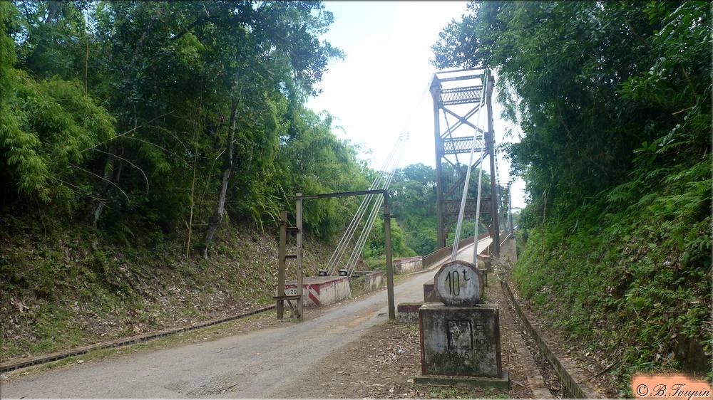 Sur la route vers Fianarantsoa. Pont dAnjilajila sur le Mananjary